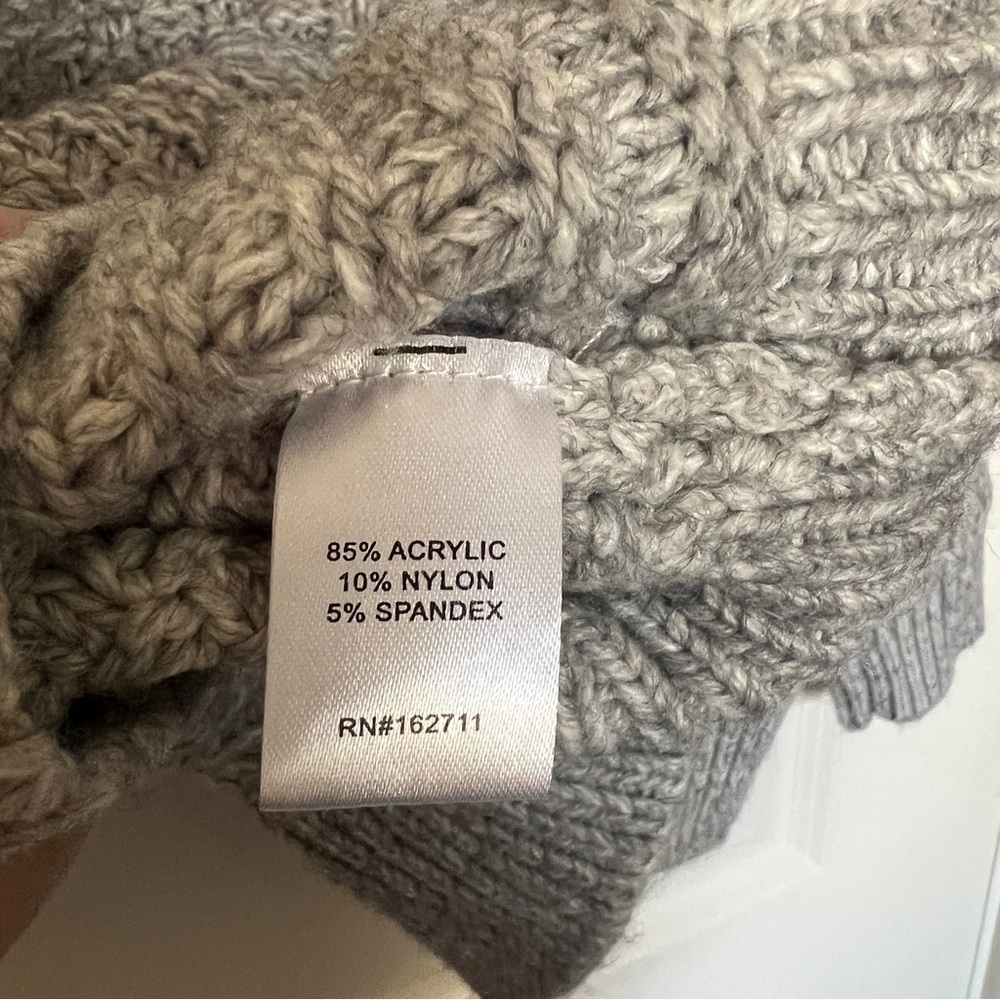Cozy Gray Cropped Cable Knit Sweater Medium - Picture 6 of 6